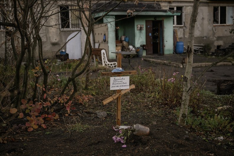 DONETSK, UKRAINE - NOVEMBER 15: A burial is seen at the porch of a building as Russian attacks on the city of Vuhledar, where a 'tank duel' is taking place between the two armies, continue in Donetsk Oblast, Ukraine on November 15, 2023. (Photo by Ozge Elif Kizil/Anadolu via Getty Images)