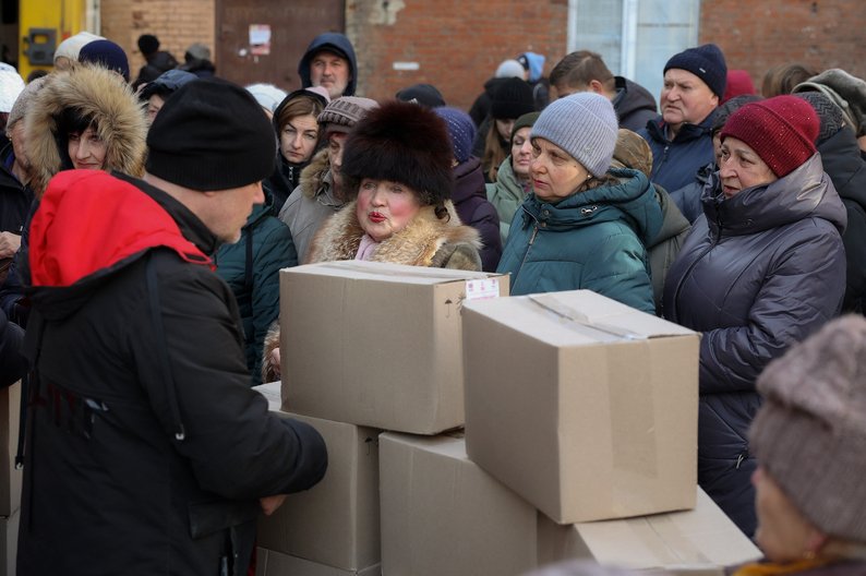 TOPSHOT - Local residents receive food kits distributed by volunteers of the NGO "Responsible Citizens" with the financial support of the UK Government, in Sloviansk, Donetsk region, February 26, 2024, amid the Russian invasion of Ukraine. (Photo by Anatolii STEPANOV / AFP) (Photo by ANATOLII STEPANOV/AFP via Getty Images)