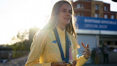 Ukrainian high jumper Yaroslava Mahuchikh holds her gold medal while speaking to journalists in Paris, France, Sunday, Aug. 5, 2024. (AP Photo/Hanna Arhirova)