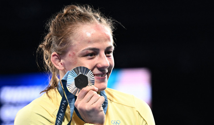 Paris 2024 Olympics - Wrestling - Women's Freestyle 62kg Victory Ceremony - Champ-de-Mars Arena, Paris, France - August 10, 2024. Silver medallist Iryna Koliadenko of Ukraine poses with her medal. REUTERS/Arlette Bashizi