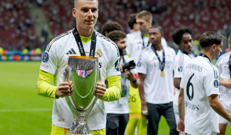 WARSAW, POLAND - AUGUST 14: Andriy Lunin of Real Madrid celebrates the UEFA Super Cup victory with the trophy  during the UEFA Super Cup   match between Real Madrid v Atalanta Bergamo at the National Stadium Warsaw on August 14, 2024 in Warsaw Poland (Photo by Rico Brouwer/Soccrates/Getty Images)