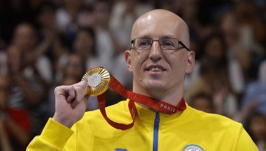 Paris 2024 Paralympics - Swimming - Men's 100m Freestyle - S5 Final - Paris La Defense Arena, Nanterre, France - August 30, 2024  Gold medallist Oleksandr Komarov of Ukraine celebrates winning the final REUTERS/Andrew Couldridge