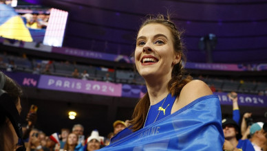 Paris 2024 Olympics - Athletics - Women's High Jump Final - Stade de France, Saint-Denis, France - August 04, 2024. Yaroslava Mahuchikh of Ukraine celebrates after winning gold. REUTERS/Alina Smutko