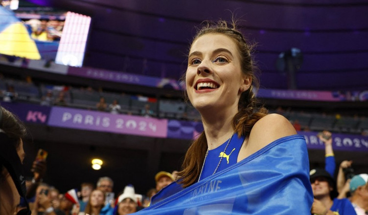 Paris 2024 Olympics - Athletics - Women's High Jump Final - Stade de France, Saint-Denis, France - August 04, 2024. Yaroslava Mahuchikh of Ukraine celebrates after winning gold. REUTERS/Alina Smutko