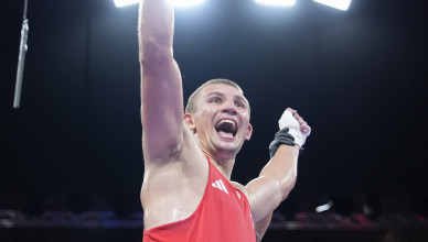 Ukraine's Oleksandr Khyzhniak celebrates after defeating Cuba's Arlen Lopez in their men's 80 kg semifinal boxing match at the 2024 Summer Olympics, Sunday, Aug. 4, 2024, in Paris, France. (AP Photo/Ariana Cubillos)