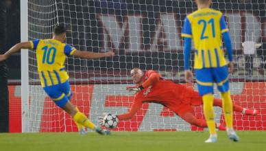 BOLOGNA, ITALY - SEPTEMBER 18: Lukasz Skorupski of Bologna saves a penalty taken by Georgiy Sudakov of Shakhtar Donetsk during the UEFA Champions League 2024/25 League Phase MD1 match between Bologna FC 1909 and FC Shakhtar Donetsk at Stadio Renato Dall'Ara on September 18, 2024 in Bologna, Italy. (Photo by Timothy Rogers/Getty Images)