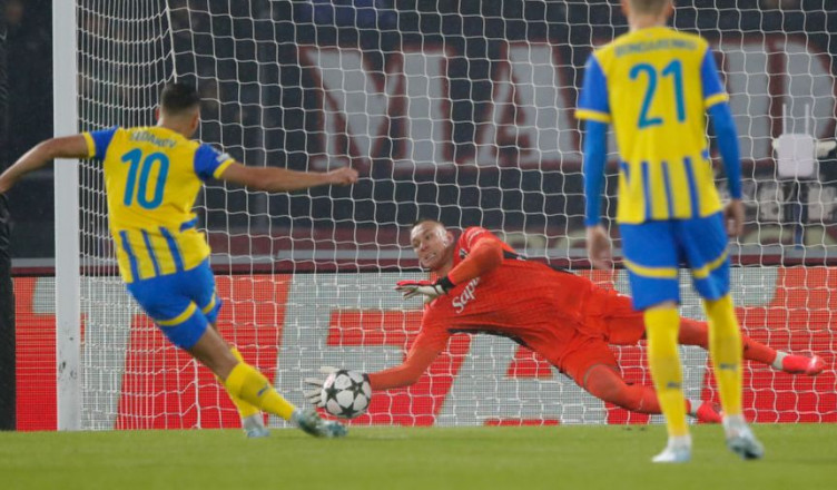 BOLOGNA, ITALY - SEPTEMBER 18: Lukasz Skorupski of Bologna saves a penalty taken by Georgiy Sudakov of Shakhtar Donetsk during the UEFA Champions League 2024/25 League Phase MD1 match between Bologna FC 1909 and FC Shakhtar Donetsk at Stadio Renato Dall'Ara on September 18, 2024 in Bologna, Italy. (Photo by Timothy Rogers/Getty Images)