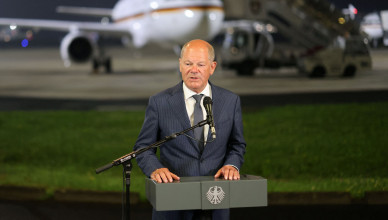 German Chancellor Olaf Scholz speaks to the media after he met former prisoners following the largest prisoner exchange between Russia and the West in decades, at the military area of Cologne Bonn Airport in Cologne, Germany, August 1, 2024.  Christoph Reichwein/Pool via REUTERS