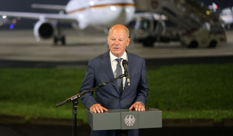 German Chancellor Olaf Scholz speaks to the media after he met former prisoners following the largest prisoner exchange between Russia and the West in decades, at the military area of Cologne Bonn Airport in Cologne, Germany, August 1, 2024.  Christoph Reichwein/Pool via REUTERS