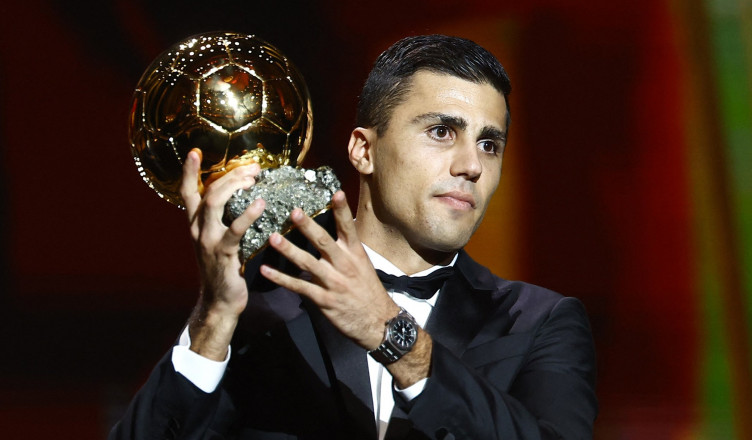 Soccer Football - Ballon d'Or - Theatre du Chatelet, Paris, France - October 28, 2024 Spain's and Manchester City's Rodri with the Ballon d'Or REUTERS/Sarah Meyssonnier