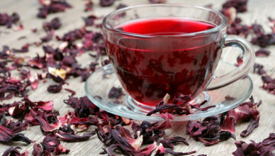 Hibiscus,Tea,In,A,Glass,Cup,On,A,Wooden,Table