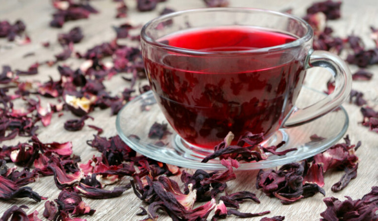 Hibiscus,Tea,In,A,Glass,Cup,On,A,Wooden,Table