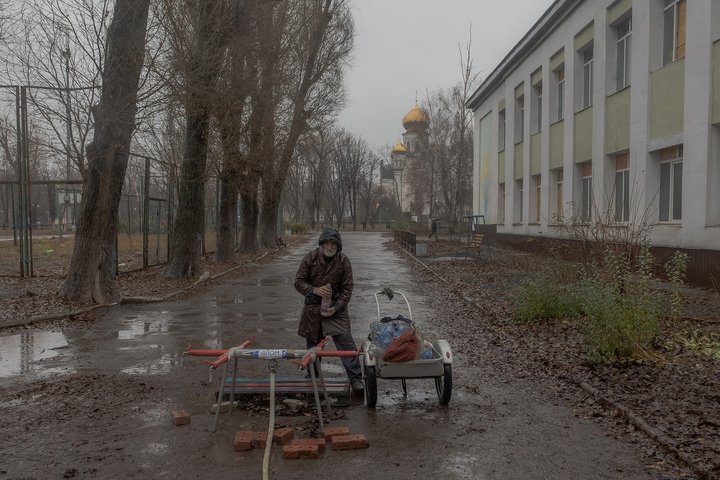 TOPSHOT - A local resident fills bottles with water in Pokrovsk, the eastern Donetsk region, on December 11, 2024, amid the Russian invasion of Ukraine. The sound of heavy fighting could be heard on December 11, 2024 around Ukraine's frontline city of Pokrovsk, in the Donetsk region, as the Ukrainian army has been trying to hold off the Russian offensive. Moscow has been advancing in the east of Ukraine for months, pressing its advantage against overstretched and outgunned Ukrainian soldiers. (Photo by Roman PILIPEY / AFP) (Photo by ROMAN PILIPEY/AFP via Getty Images)