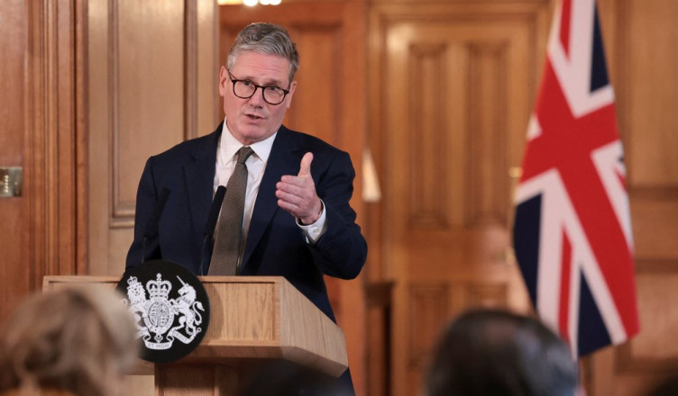 British Prime Minister Keir Starmer delivers a speech, following his first cabinet meeting as Prime Minister, in London, Britain, July 6, 2024. REUTERS/Claudia Greco/Pool