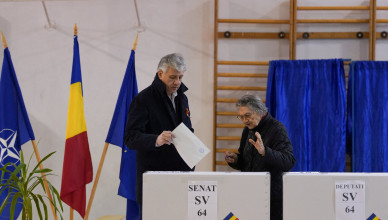 A man casts his vote on the day of the parliamentary election, in Bucharest, Romania, December 1, 2024. REUTERS/Andreea Campeanu