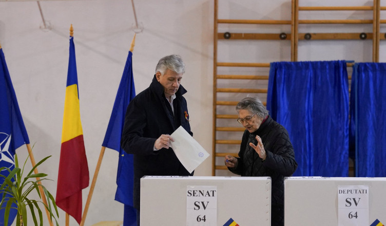 A man casts his vote on the day of the parliamentary election, in Bucharest, Romania, December 1, 2024. REUTERS/Andreea Campeanu