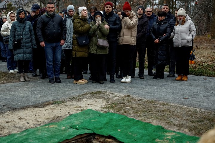 Family members react at a funeral ceremony for mayor of the temporarily occupied town of Dniprorudne in Zaporizhzhia region Yevhen Matvieiev, who was abducted over two years ago and his body was returned to Ukraine during the latest exchange, amid Russia's attack on Ukraine, in the town of Bucha, Kyiv region Ukraine, December 5, 2024. REUTERS/Alina Smutko     TPX IMAGES OF THE DAY