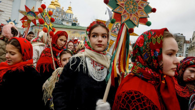 People wear traditional Ukrainian clothes as they mark Christmas Day with a carol singing event outside St. Michael's Golden-Domed Monastery, amid Russia's attack on Ukraine, in Kyiv, Ukraine, December 25, 2024. REUTERS/Thomas Peter     TPX IMAGES OF THE DAY