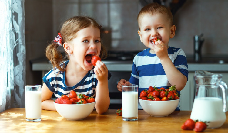 Happy,Children,Girl,And,Boy,Brother,And,Sister,Eating,Strawberries