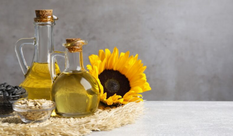 Sunflower,Cooking,Oil,,Seeds,And,Yellow,Flowers,On,Light,Grey