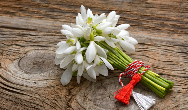 Snowdrops,,1st,Of,March,Tradition,White,And,Red,Cord,Martisor