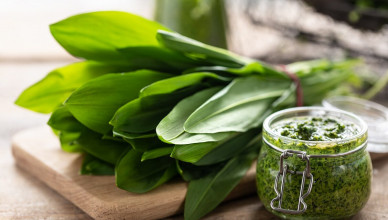 Fresh,Wild,Leek,Leaves,On,A,Wooden,Board.,Useful,Properties
