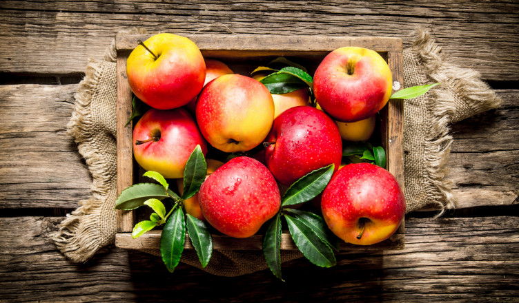 Fresh,Red,Apples,In,Wooden,Box.,On,Wooden,Background.,Top